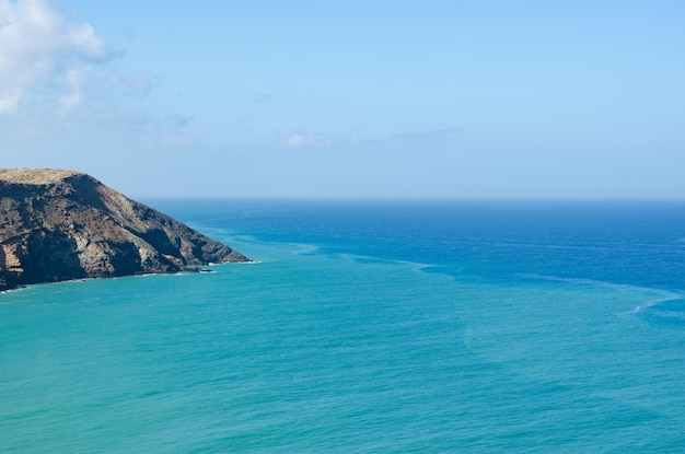 Paisaje de la costa caribe colombiana en la Guajira con mar y desierto