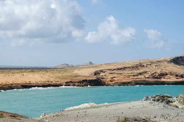 Paisaje de la costa caribe colombiana en la Guajira con mar y desierto