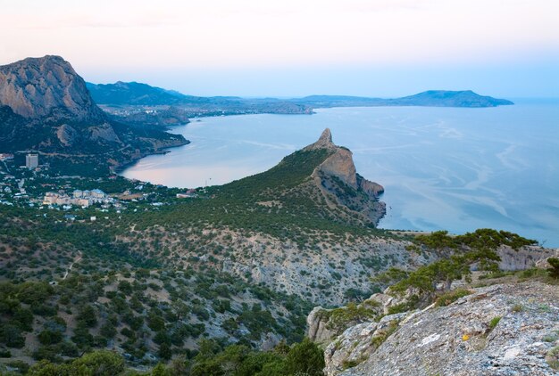 Paisaje de la costa del crepúsculo vespertino de la reserva Novyj Svit (Crimea, Ucrania).