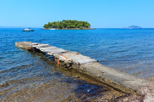 Paisaje de la costa del mar Egeo de verano con playa (Sithonia, Halkidiki, Grecia.