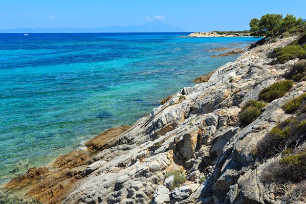 Paisaje de la costa del mar Egeo, vista cerca de la playa de Karidi (Chalkidiki, Grecia). Pueblos irreconocibles.