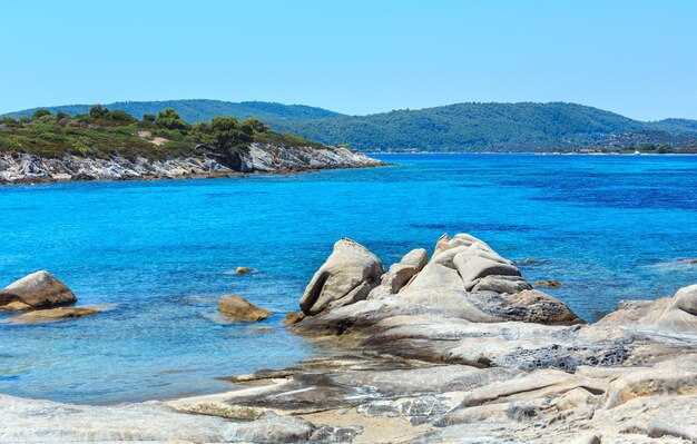 Paisaje de la costa del mar Egeo, vista cerca de la playa de Karidi (Chalkidiki, Grecia).