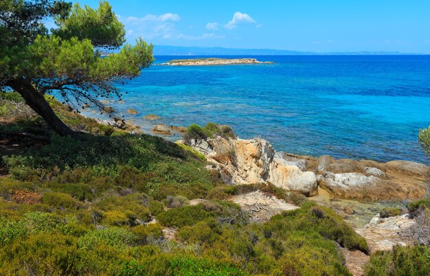 Paisaje de la costa del mar Egeo, vista cerca de la playa de Karidi (Chalkidiki, Grecia).