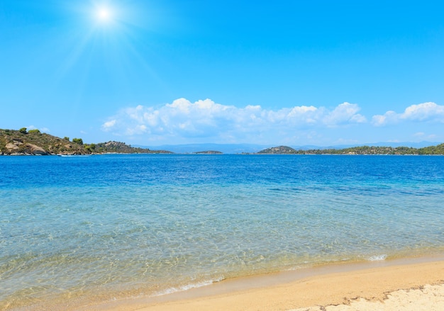 Paisaje de la costa del mar soleado de verano (playa de Livari, Halkidiki, Sithonia, Grecia).