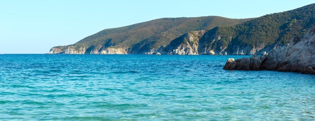 Paisaje de la costa del mar de verano (Halkidiki, Sithonia, Grecia). Dos disparos unen un panorama de alta resolución.