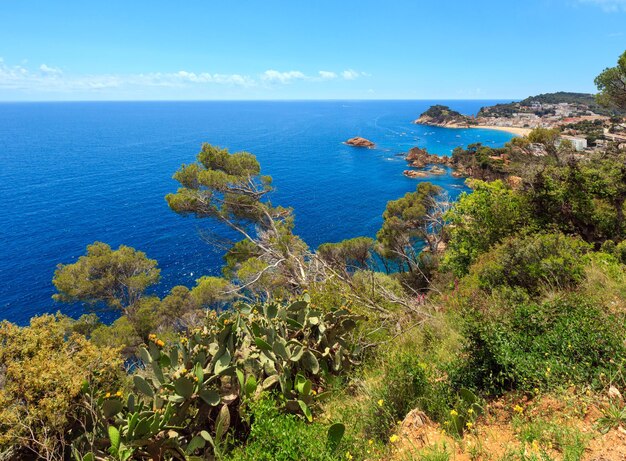 Paisaje de la costa del mar de verano y pueblo pesquero de Tossa de Mar en la Costa Brava, Cataluña, España.