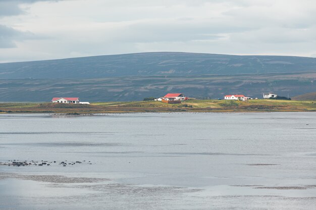 Paisaje de la costa norte de Islandia con cabañas