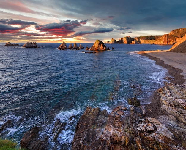 Paisaje de la costa del océano Atlántico por la noche. Hermosa playa de Gueirua con islotes afilados, Asturias, España.