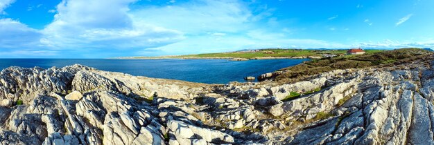 Paisaje de la costa del Océano Atlántico de la tarde de la primavera (Cantabria, España). Panorama de puntada de tres disparos.