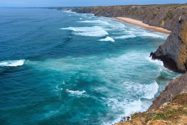 Paisaje de la costa del océano Atlántico de verano con playa de arena (Aljezur, Algarve, Portugal).