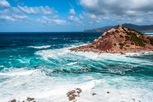 Paisaje de la costa de porticciolo en un día ventoso