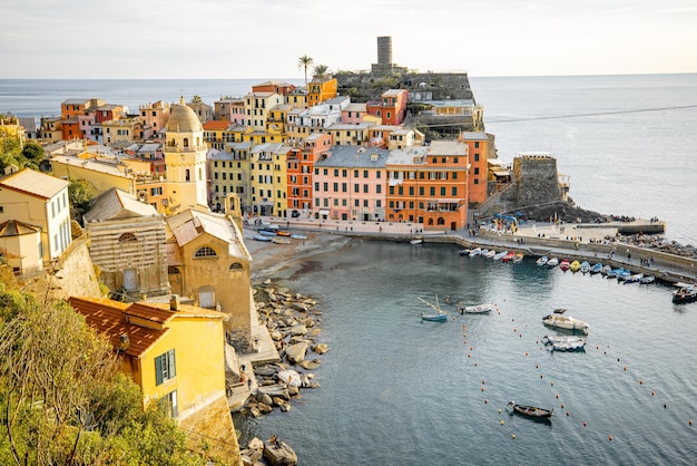 Paisaje de la costa con el pueblo de vernazza en italia