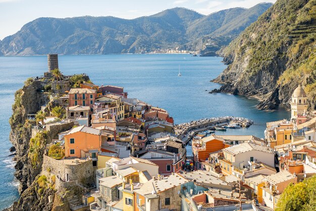 Paisaje de la costa con el pueblo de vernazza en italia