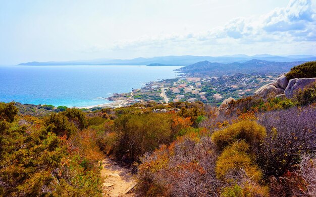 Paisaje con costa rocosa de Capo Testa en Santa Teresa Gallura en el mar Mediterráneo en la isla de Cerdeña en verano Italia. Paisaje de la provincia de Cagliari. Técnica mixta.