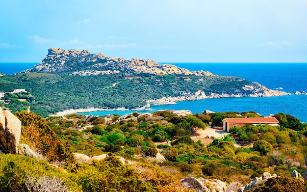 Paisaje con costa rocosa de Capo Testa en Santa Teresa Gallura en el mar Mediterráneo en la isla de Cerdeña en verano Italia. Paisaje de la provincia de Cagliari. Técnica mixta.