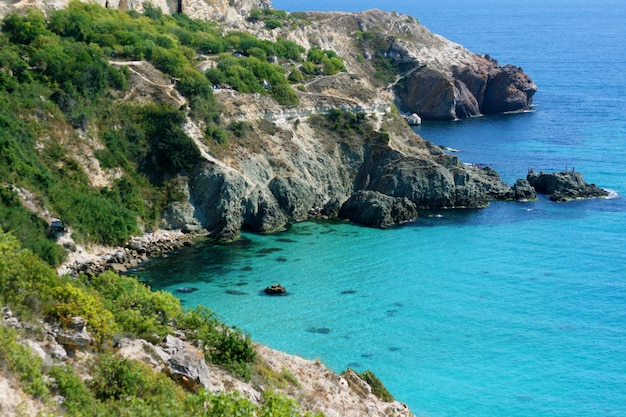 El paisaje de la costa rocosa del Mar Negro.