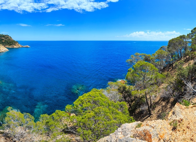 Paisaje de la costa rocosa del mar de verano (cerca de la playa de Cala Giverola, Costa Brava, España). Vista desde arriba. Panorama de cosido de tres disparos.