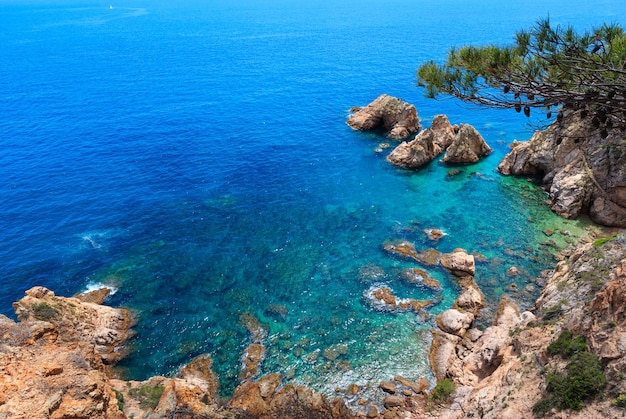 Paisaje de la costa rocosa del mar de verano (España). Vista desde arriba.