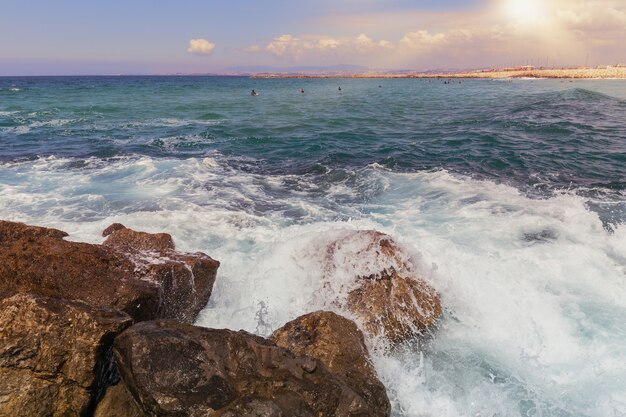 Paisaje desde la costa rocosa del océano