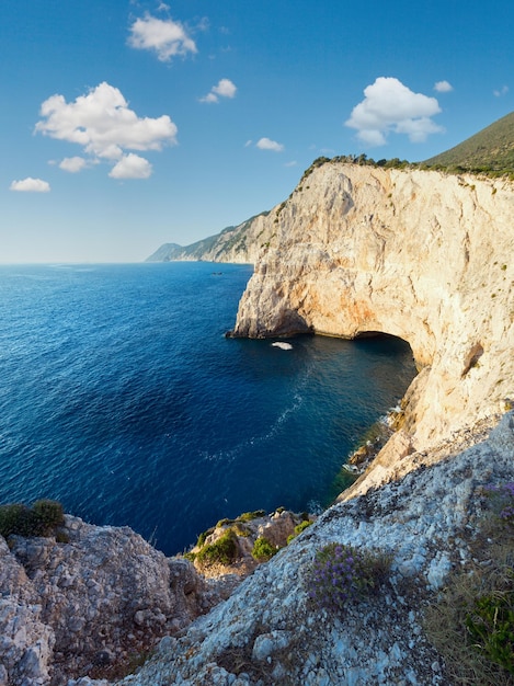 Foto paisaje de la costa de verano de lefkada, grecia