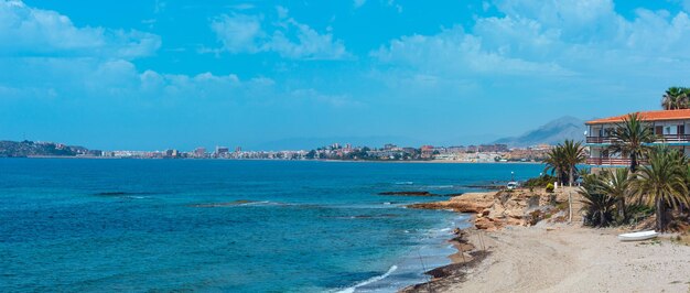 Paisaje de la costa de verano del mar Mediterráneo y vista de la costa de la ciudad de Mazarrón (Murcia, España). Panorama de cosido de dos disparos.