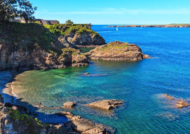 Paisaje de la costa de verano de la ría de Ribadeo (Lugo, España).