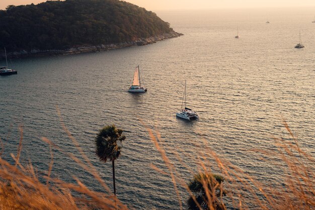 Paisaje costero al atardecer en la isla de phuket