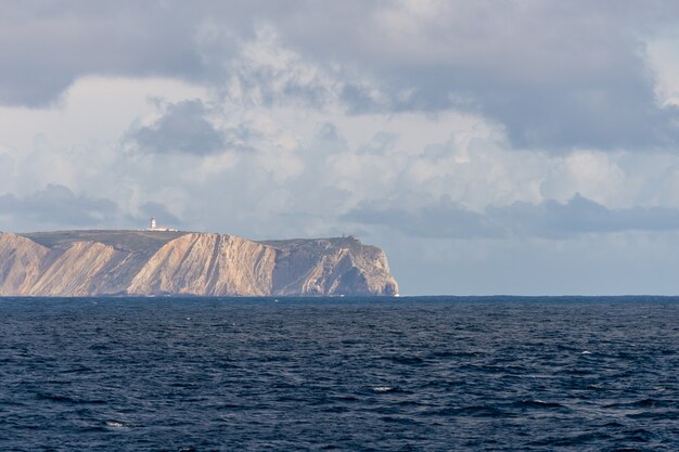 Paisaje costero atlántico cerca de Portugal - vista desde el mar