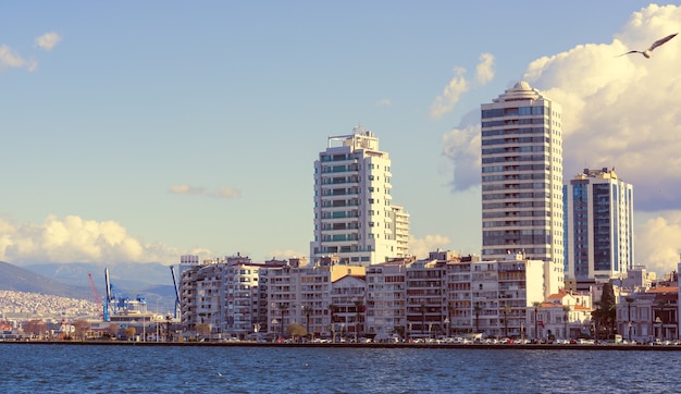 Paisaje costero con edificios modernos bajo un cielo nublado. Ciudad de Izmir, Turquía