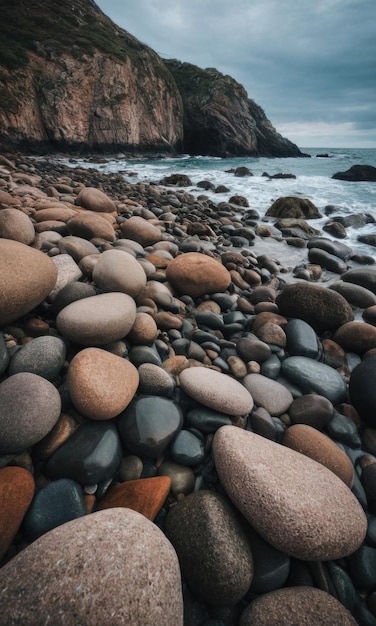 Un paisaje costero con formaciones rocosas a lo largo