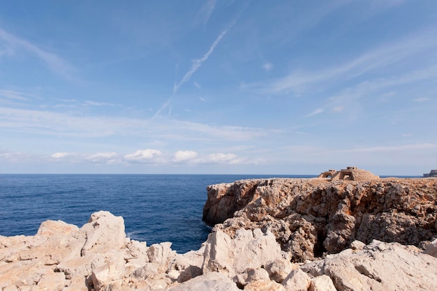 Paisaje costero de menorca, islas baleares, españa