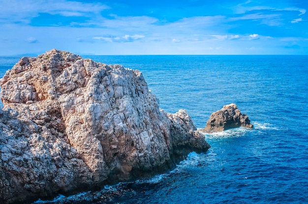 Paisaje costero de menorca, islas baleares, españa