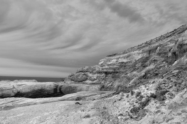 Paisaje costero rocoso bajo un cielo nublado en Oregón, EE.UU.