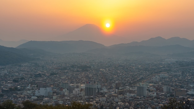 paisaje crepuscular en Japón