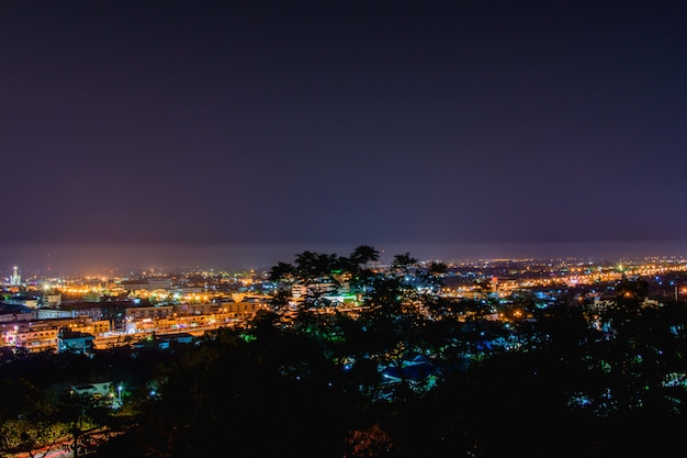 Foto el paisaje crepuscular de phetchaburi, palacio en la colina en la ciudad de phetchaburi.