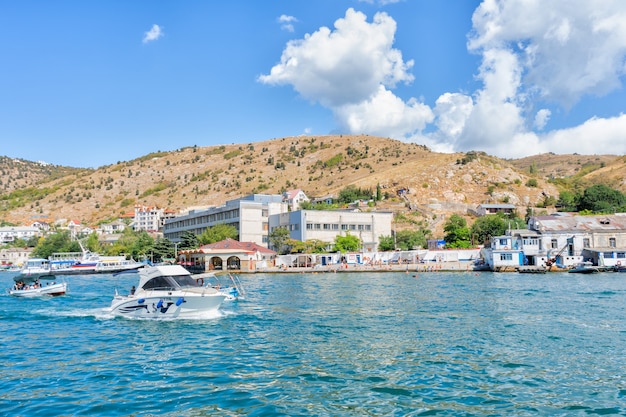 Paisaje de Crimea y la ciudad turística de la costa del Mar Negro