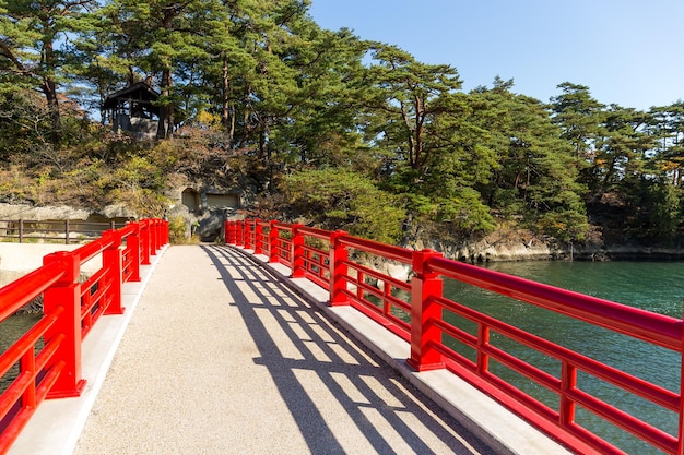 Paisaje de la cruz del puente rojo a la isla de Fukuurajima