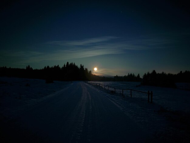 Paisaje cubierto de nieve por la noche