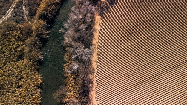 Paisaje de contrastes com un rio y campos de cultivo