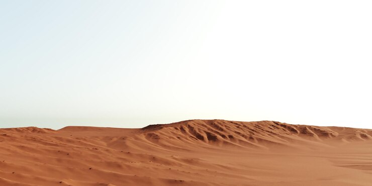 Paisaje desértico abstracto con representación 3D de objetos espejados y dunas de arena