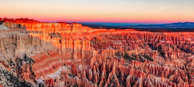 Paisaje desértico con árboles y montañas de Red Rock Cielo soleado Utah Estados Unidos