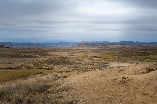 Paisaje desértico de las Bardenas Reales es un día de otoño gris y nublado Navarra España