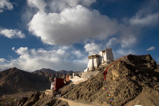 Paisaje desértico en la carretera Leh en Himalaya, India