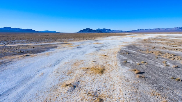 Paisaje desértico de la costa oeste con arena blanca y negra