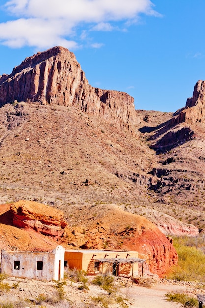 Paisaje desértico con edificios históricos de adobe