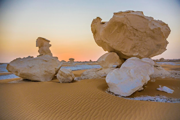 Paisaje desértico en Egipto. Desierto blanco en Egipto Farafra. Piedras blancas y arenas amarillas. Sáhara de