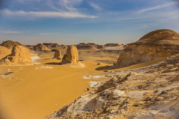 Paisaje desértico en Egipto. Desierto blanco en Egipto Farafra. Piedras blancas y arenas amarillas.