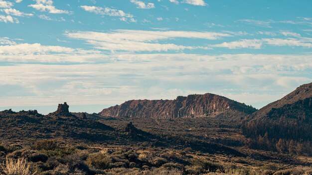 Paisaje desértico con montañas volcánicas