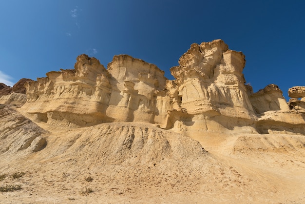 Paisaje desértico de las rocas de la erosión, formaciones naturales en Bolnuevo, Murcia, España.