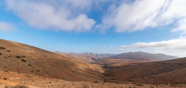 Paisaje desértico con terreno montañoso Caldera de un antiguo volcán
